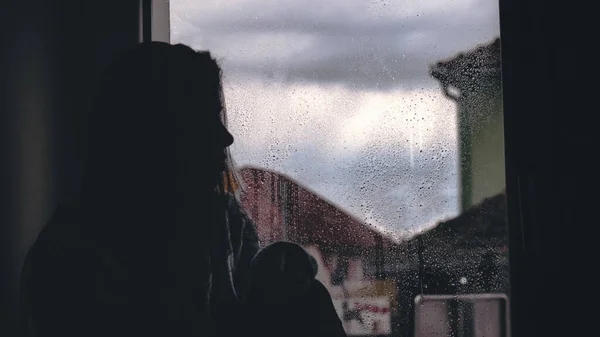 Het Silhouet Van Een Vrouwtje Zittend Bij Het Raam Regen — Stockfoto