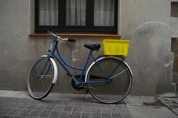 一辆停在墙上的自行车 — 图库照片