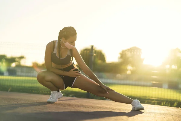 運動前の魅力的な女性のストレッチ — ストック写真