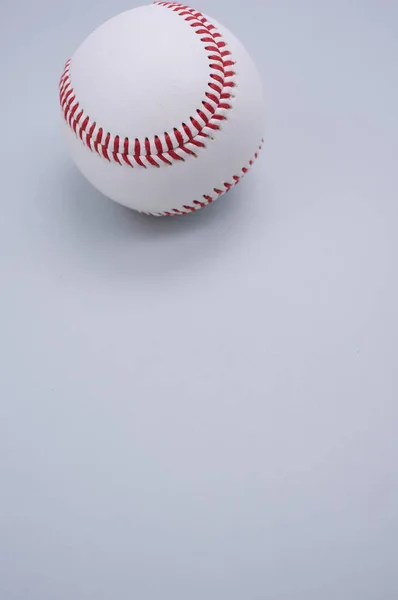 Tiro Vertical Uma Bola Beisebol Isolada Fundo Azul Claro — Fotografia de Stock