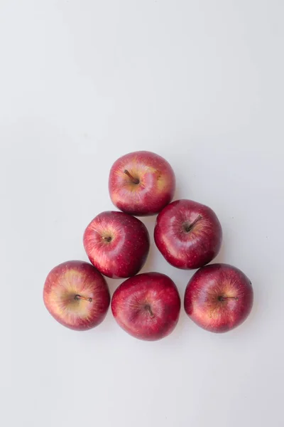 Eine Nahaufnahme Roter Äpfel Dreiecksform — Stockfoto