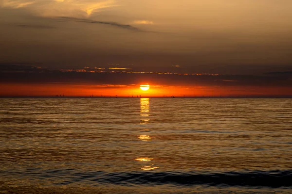 Ein Atemberaubender Blick Auf Den Sonnenuntergang Der Sich Meer Spiegelt — Stockfoto