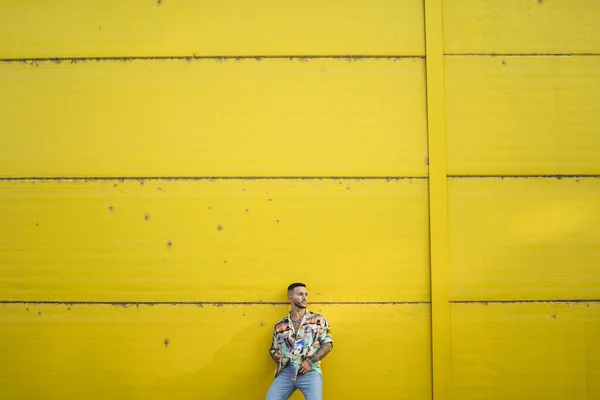 Een Jonge Blanke Man Met Tatoeages Een Gele Achtergrond — Stockfoto