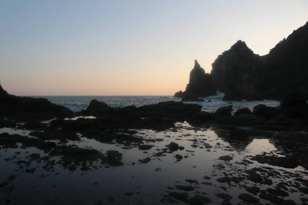 Silhouetted Rock Coast Reflecting Rock Plateau Filled Water Sunset Mistic — Stock Photo, Image