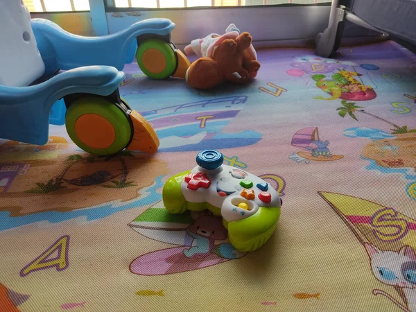 Yerde Renkli Bir Kapakla Kaplanmış Oyuncaklarla Bir Bebek Odasının Yakın — Stok fotoğraf