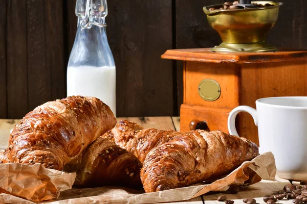 Croissants Caseros Junto Una Taza Con Molino Café Madera Fuera — Foto de Stock