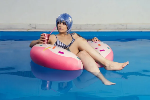 Evropanka Modrými Vlasy Pije Koktejl Nafukovací Šňůře Bazénu — Stock fotografie