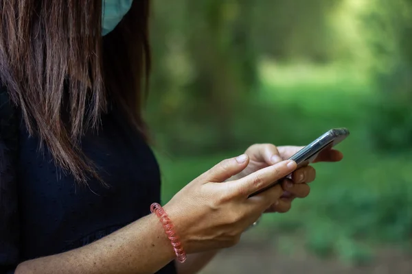 Gros Plan Une Fille Avec Smartphone Dans Une Forêt — Photo