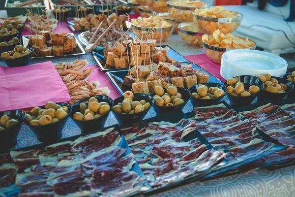 Lezzetli Yemek Yemeklerden Oluşan Bir Masanın Yakın Çekimi — Stok fotoğraf