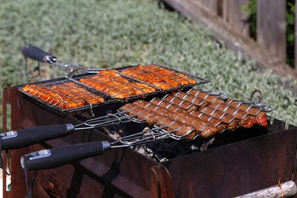 在Bbq上拍了一张看起来很好吃的腊肠特写 — 图库照片