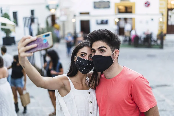 Detailní Záběr Šťastný Pár Selfie Ulici — Stock fotografie