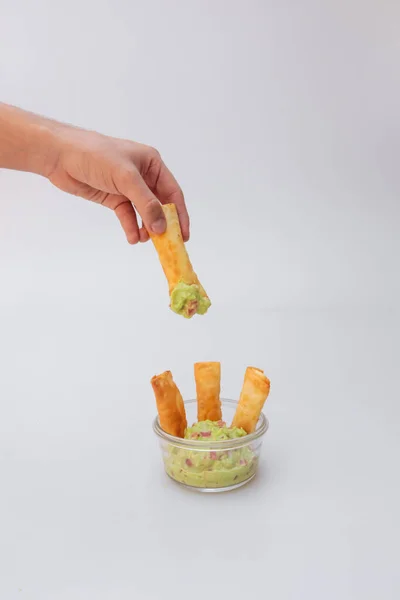 Tiro Vertical Uma Mão Segurando Tequeno Queijo Com Molho Guacamole — Fotografia de Stock