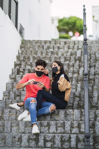 Plano Vertical Una Pareja Sentada Escalera —  Fotos de Stock