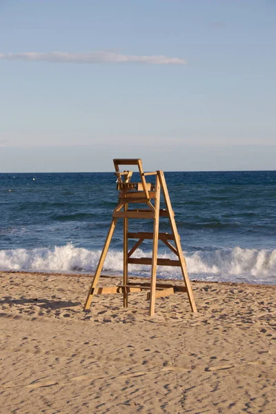 Eine Vertikale Aufnahme Eines Hölzernen Rettungsschwimmstuhls Strand — Stockfoto