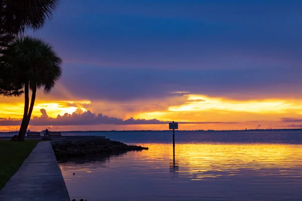 Petits Rayons Soleil Petite Tempête Brassant Travers Baie Coucher Soleil — Photo