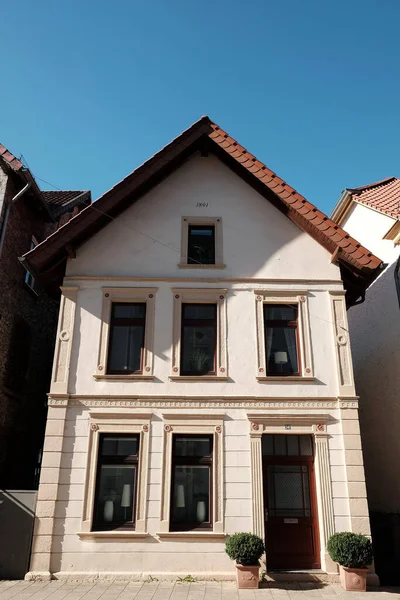 Plano Vertical Una Fachada Una Casa Moderna Bajo Cielo Azul — Foto de Stock