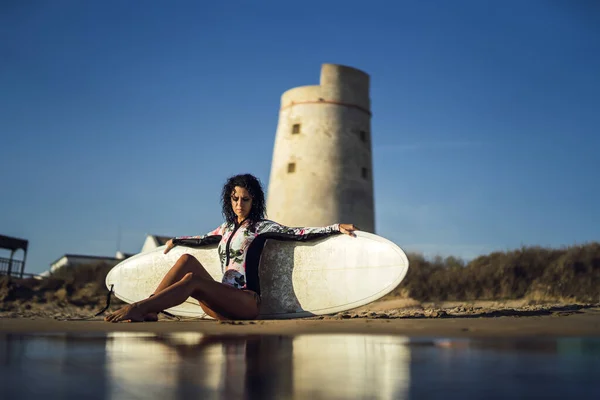 Una Hermosa Joven Surfista Con Una Tabla Surf Divirtiéndose Playa —  Fotos de Stock