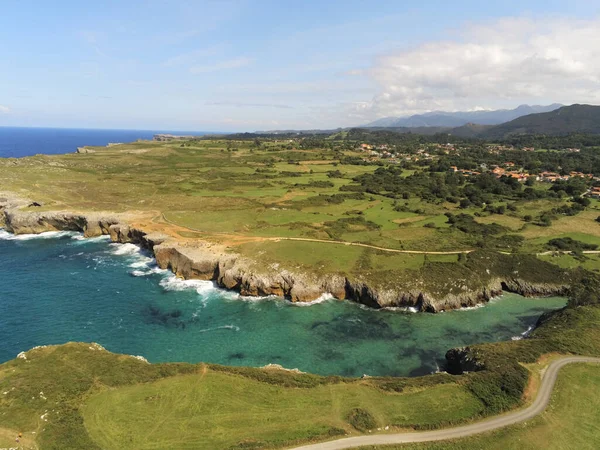 Plano Aéreo Una Playa Con Acantilados Rocosos Asturias España —  Fotos de Stock