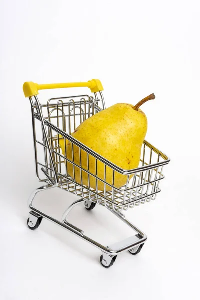 白色底色购物车上的一个垂直的黄色梨子的照片 — 图库照片