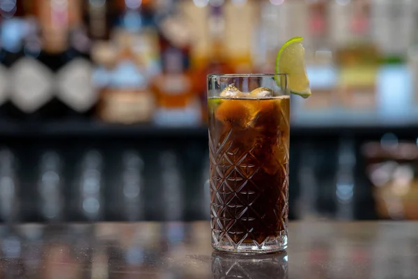 Nahaufnahme Eines Erfrischenden Cocktails Einer Bar — Stockfoto