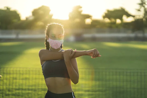 Une Belle Femme Faisant Exercice Avec Masque Protecteur Dans Parc — Photo