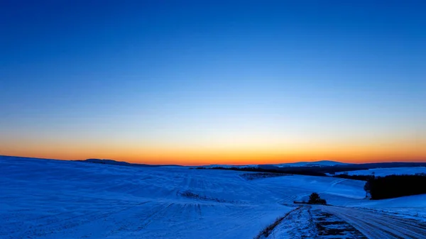 夕焼け空の下で雪に覆われた風景の美しい景色 — ストック写真