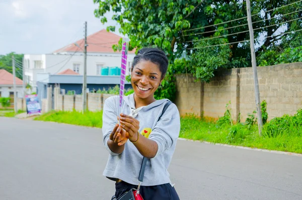 Uma Jovem Africana Alegre Segurando Uma Rosa — Fotografia de Stock