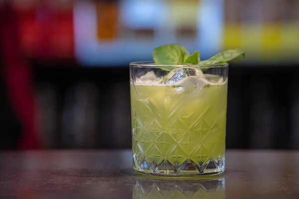 Nahaufnahme Eines Erfrischenden Cocktails Der Bar Auf Unscharfem Hintergrund — Stockfoto