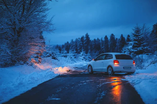 Bílé Poškozené Auto Ulici Pokryté Sněhem — Stock fotografie