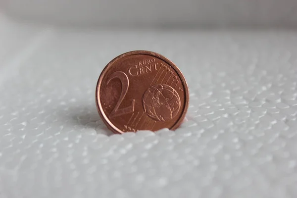 Primer Plano Una Moneda Céntimos Euro Sobre Una Superficie Blanca —  Fotos de Stock