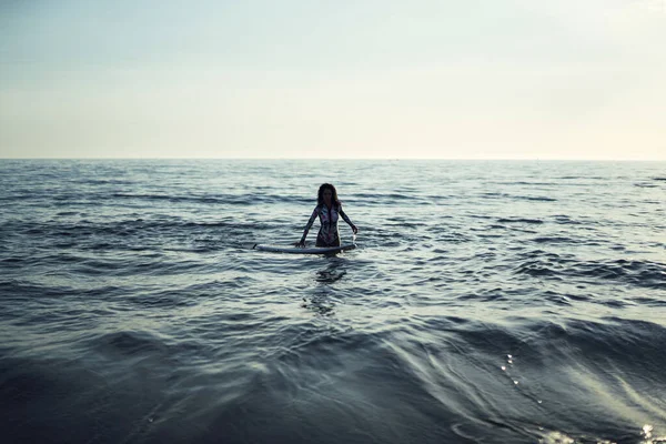 Piękna Młoda Surferka Deską Surfingową Bawiąca Się Plaży — Zdjęcie stockowe