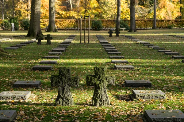 Kyrkogård Markerad Med Rader Gravstenar Omgivna Träd Och Vandringsleder Som — Stockfoto