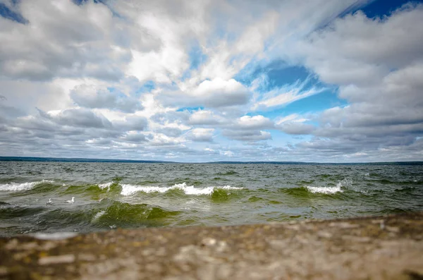 Μια Όμορφη Θέα Της Κυματιστή Θάλασσας Κάτω Από Τον Συννεφιασμένο — Φωτογραφία Αρχείου