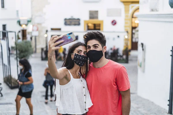 Detailní Záběr Šťastný Pár Selfie Ulici — Stock fotografie