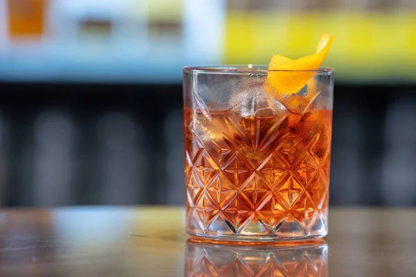 Nahaufnahme Eines Erfrischenden Cocktails Der Bar Auf Unscharfem Hintergrund — Stockfoto