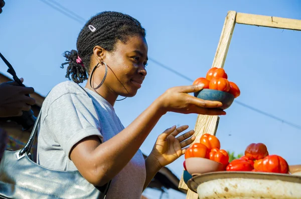 Досить Афро Американська Жінка Купує Овочі Ринку — стокове фото
