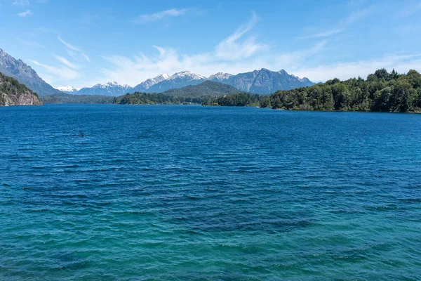 Fascinerande Bild Stränder Med Klippor Och Dolda Bergslandskap Södra Argentina — Stockfoto