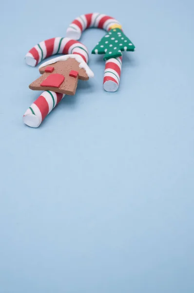 青い背景にお祝いのクリスマスキャンディ缶のクローズアップショット — ストック写真