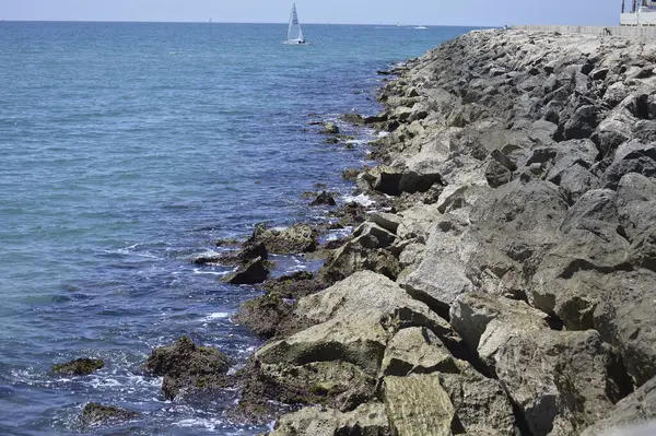 Une Mer Ondulée Une Plage Rocheuse — Photo