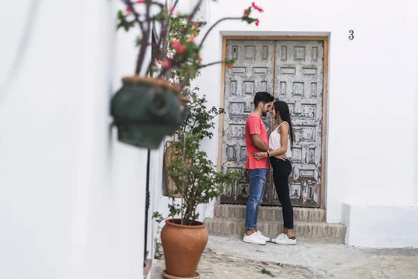 Ein Paar Vor Alter Tür Einem Weißen Dorf Andalusien — Stockfoto