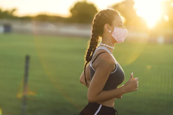 Une Jeune Coureuse Sportive Portant Masque Protection Médicale — Photo