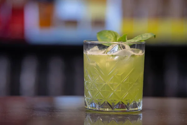 Een Close Shot Van Een Glas Verfrissende Cocktail Een Bar — Stockfoto