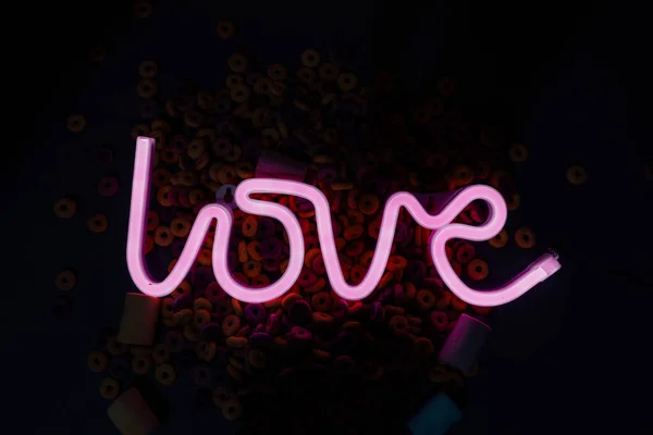 Tiro Close Sinal Neon Love Cercado Por Marshmallows Cereais Coloridos — Fotografia de Stock