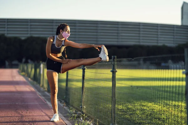 運動前の魅力的な女性のストレッチ — ストック写真