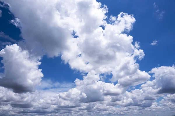 Sebuah Pemandangan Hati Langit Biru Dengan Awan Halus — Stok Foto