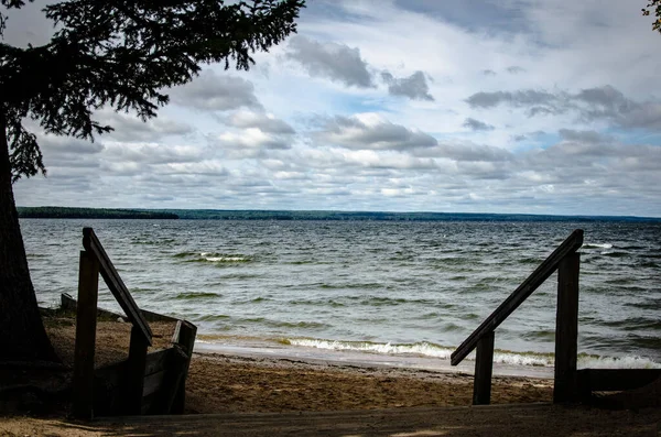 Caminho Que Leva Lago Sob Céu Nublado — Fotografia de Stock