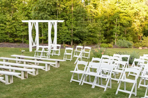Eine Nahaufnahme Weißer Gartenstühle — Stockfoto
