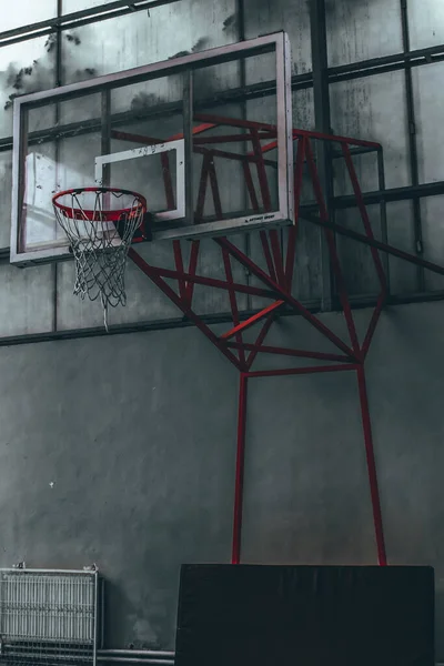 フープ付きバスケットボールシールドの垂直ショット — ストック写真