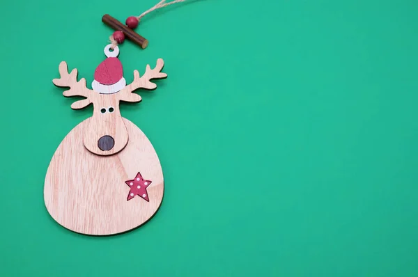 Detailní Záběr Dřevěné Vánoční Ozdoby Tvaru Jelena Izolované Zeleném Pozadí — Stock fotografie