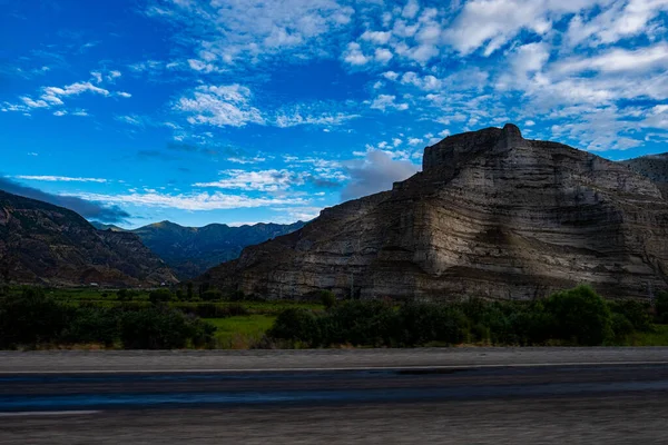 Krásný Záběr Cestu Přes Kopce Hory Pokryté Mraky — Stock fotografie